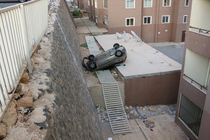 Şanlıurfa'da otomobil evin üstüne düştü