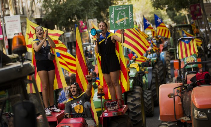 Katalonya'da referandum sandıklarına traktörlü koruma