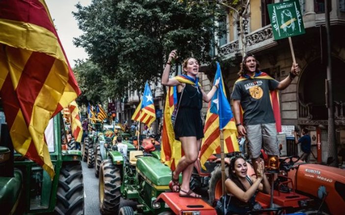 Katalonya'da referandum sandıklarına traktörlü koruma