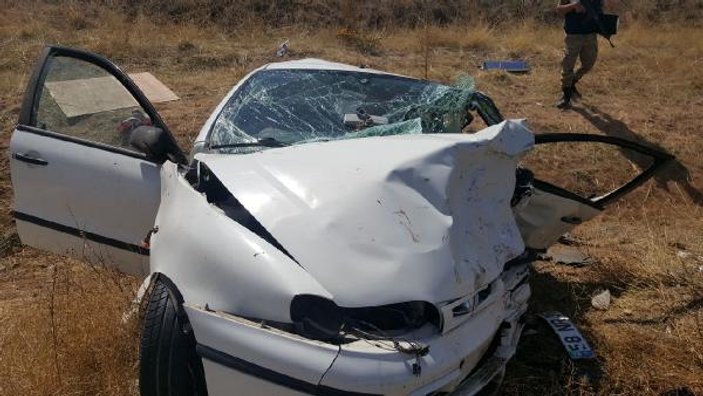 Kangal'da iki otomobil çarpıştı