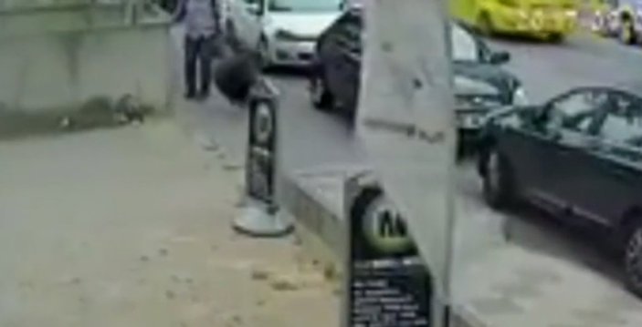 Çatalca'da bir adam yolda çarpıştığı kadını yumrukladı
