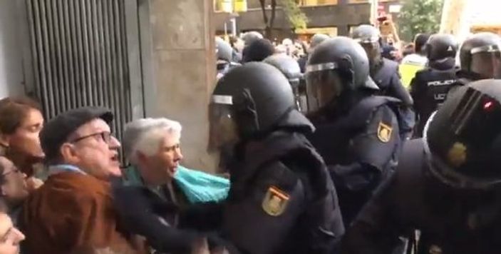 İspanyol polisi Barselona'da şiddet uygulamaya başladı