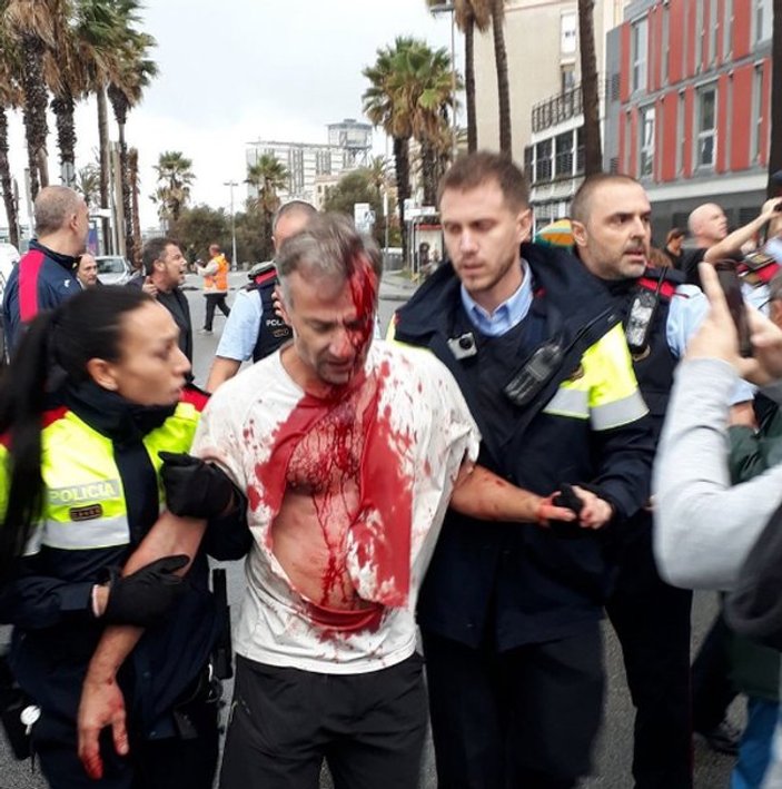 İspanyol polisi Barselona'da şiddet uygulamaya başladı