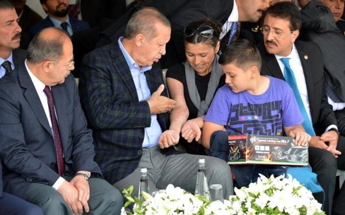 Cumhurbaşkanı Erdoğan'ın dikkatini çekmek için ağaca çıktı