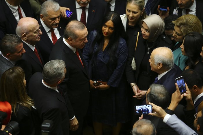 Erdoğan ile Bahçeli'nin rozet diyaloğu