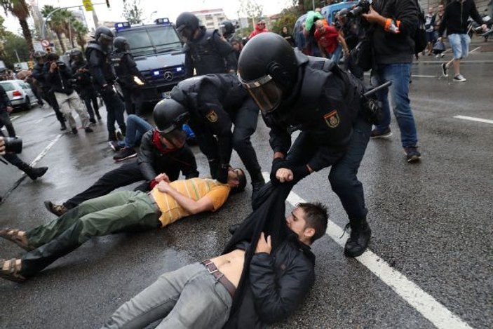 Barcelona sokakları savaş alanına döndü