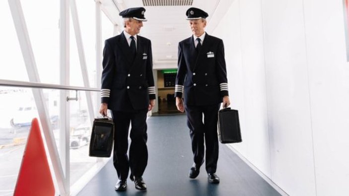 İngiliz ikiz pilotlar birlikte emekli oldu