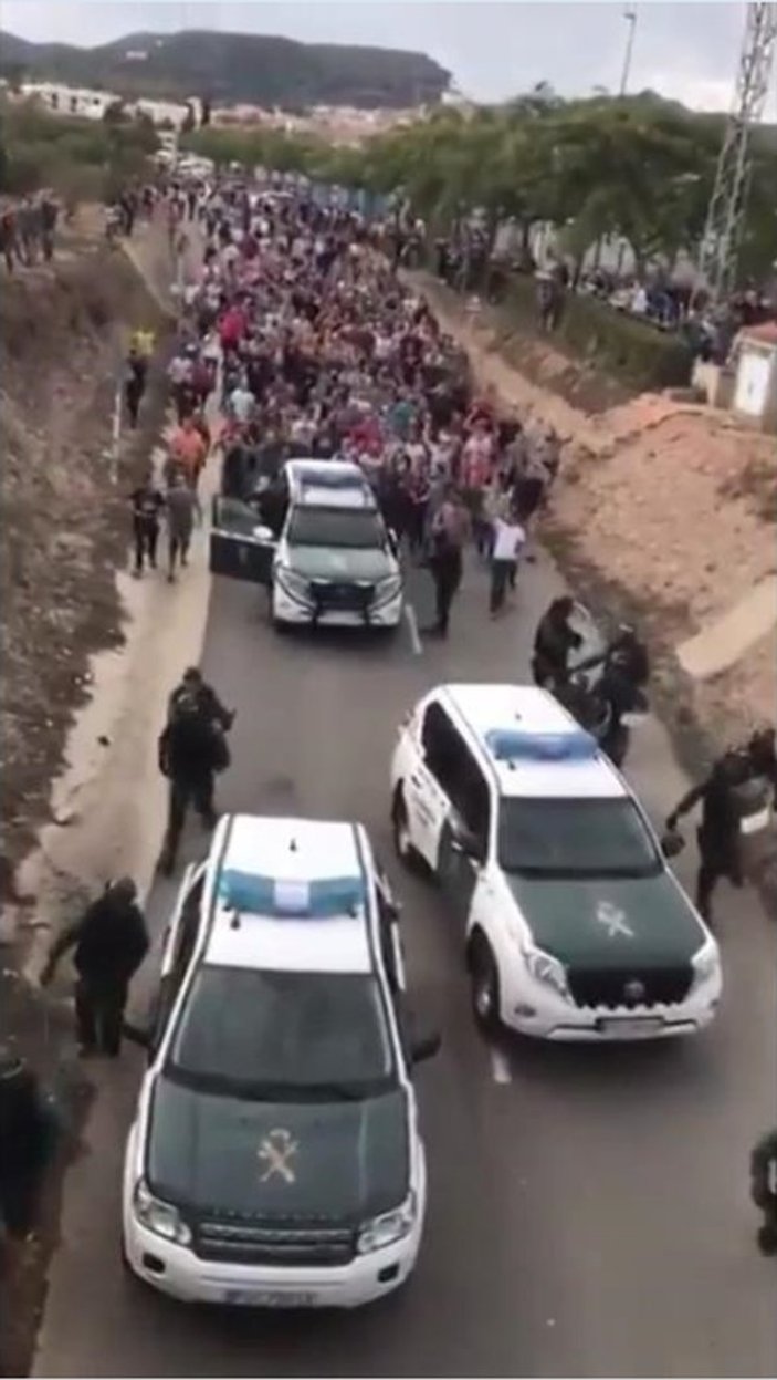 Katalonya'da halk polisleri püskürttü