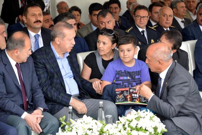Erdoğan'ın dikkatini çekmek için ağaca çıktı