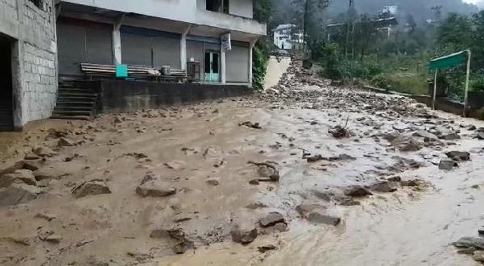Rize'de şiddetli yağış sokakları göle çevirdi
