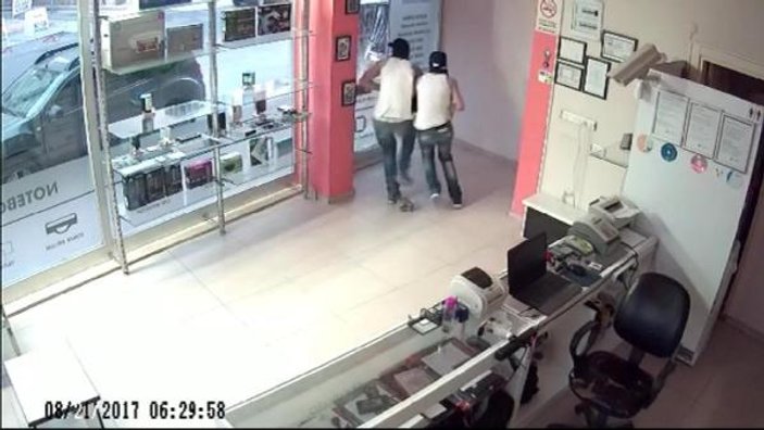İş yerindeki hırsızlık anı güvenlik kamerasında