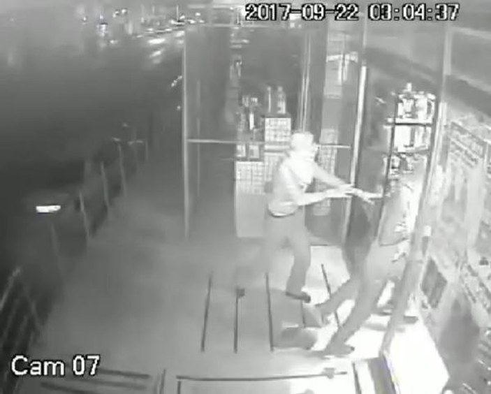 İş yerindeki hırsızlık anı güvenlik kamerasında