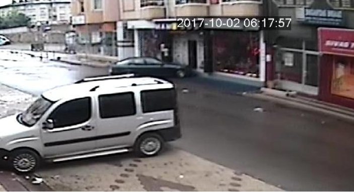 Sivaslı sürücü çarptığı dükkanın kapısını kapatıp kaçtı