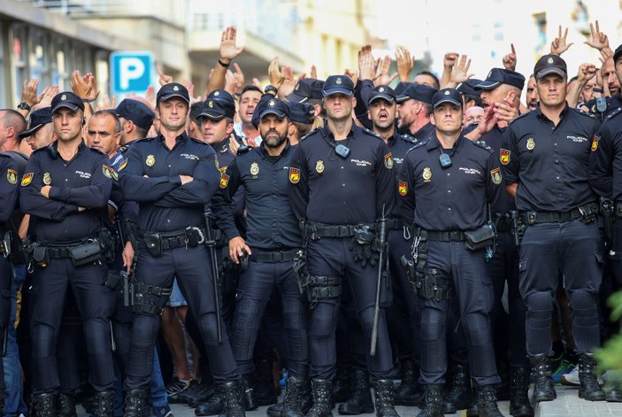 Barcelona'da polisle halk karşı karşıya
