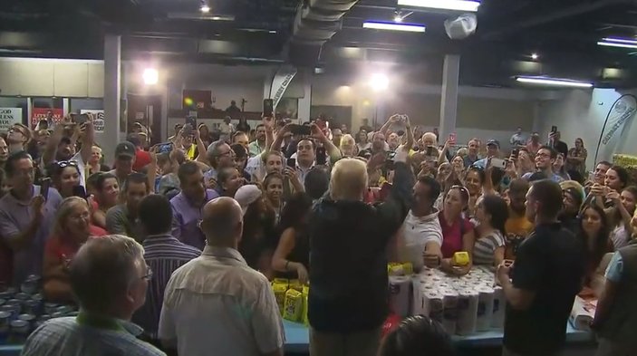 Trump yardım malzemelerini kalabalığa fırlattı