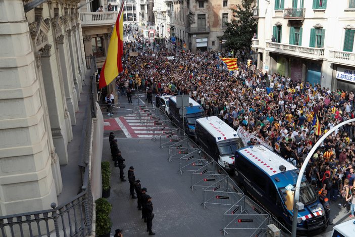 Barcelona'da polisle halk karşı karşıya