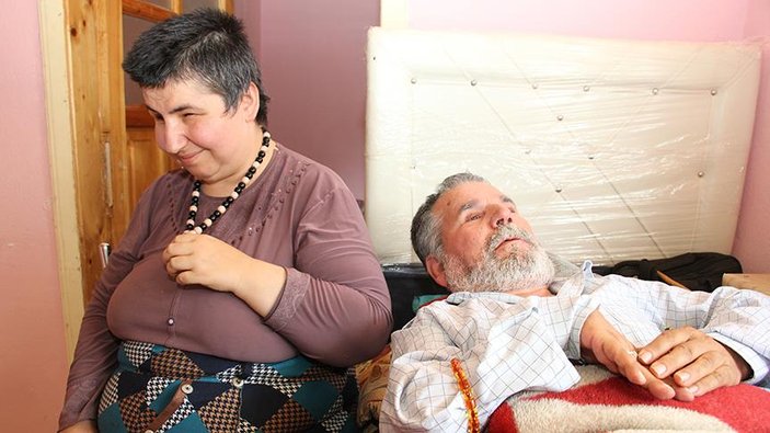 Görme engelli kadın 24 yıldır yatalak olan eşine bakıyor