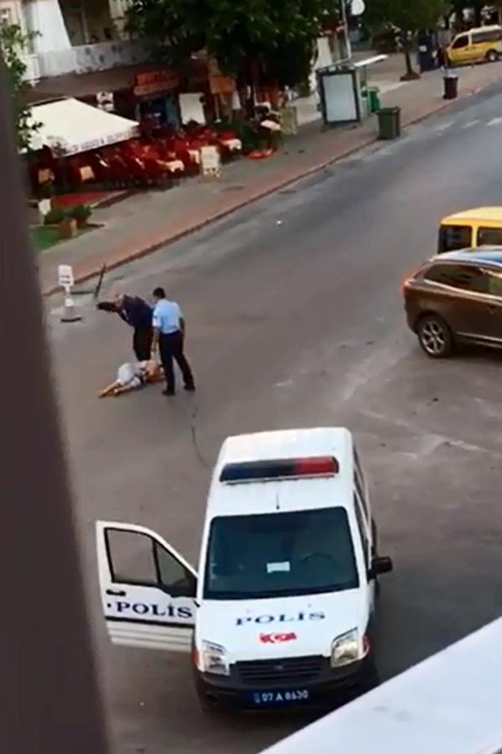 Yerdeki kadına tekme ve copla vuran polisler açığa alındı