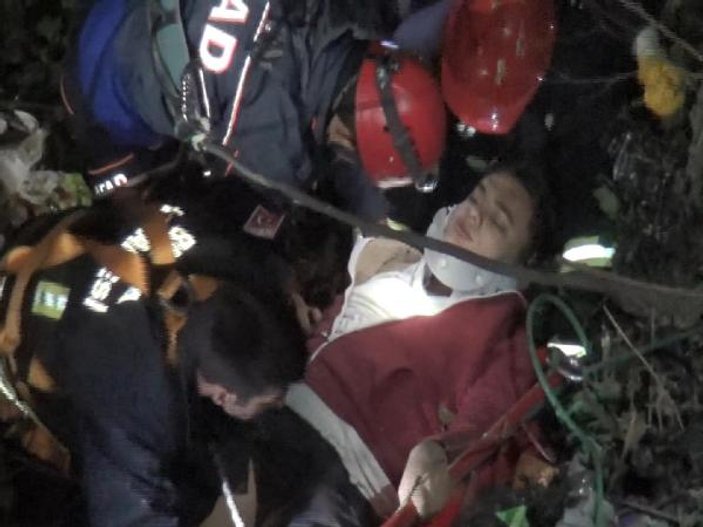 25 metrelik uçurumdan yuvarlanan genç kurtarıldı