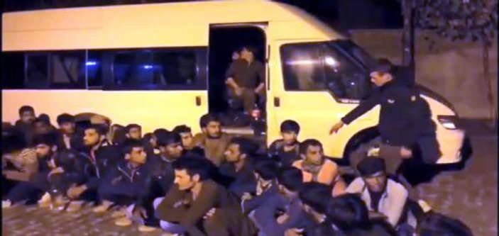 Van'da 14 kişilik minibüste 54 kaçak yakalandı