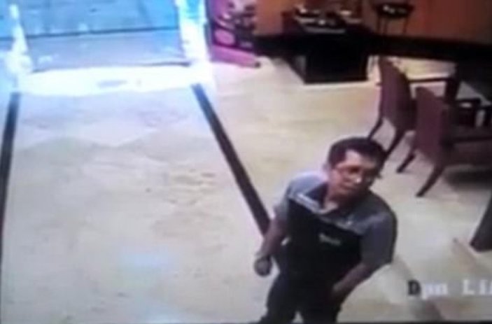Endonezya'da telefonu cebinde patlayan adam