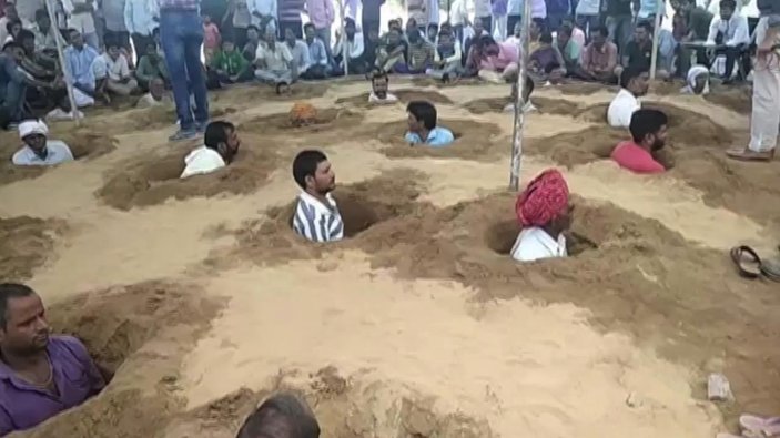 Hindistan'da çiftçiler kendilerini toprağa gömdü