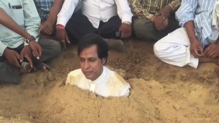Hindistan'da çiftçiler kendilerini toprağa gömdü