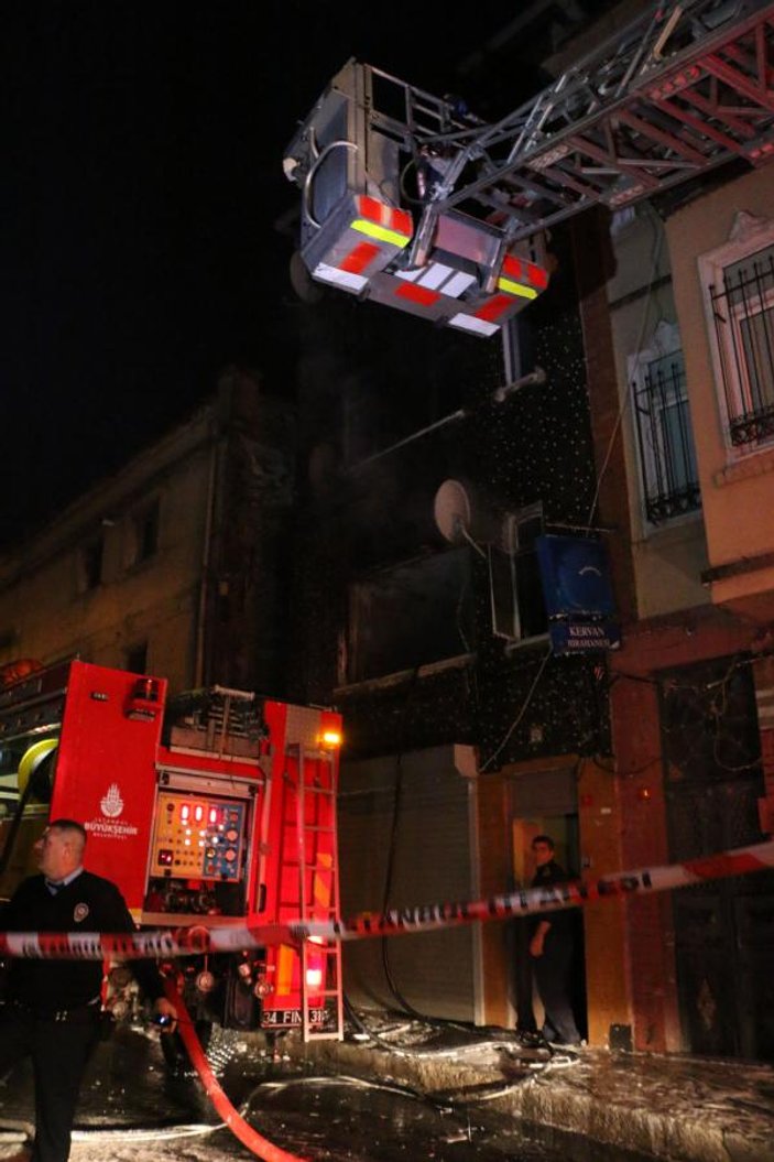 Yangından kurtulmak için 3. kattan atladı kafa üstü düştü