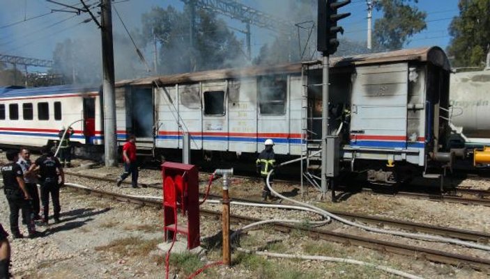 Servis vagonu yandı, yolcular görüntü çekti