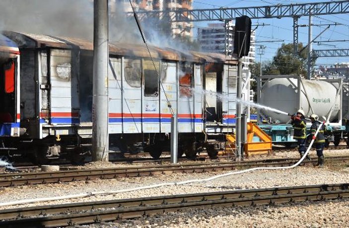 Servis vagonu yandı, yolcular görüntü çekti