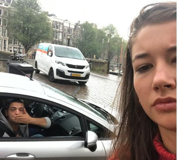 Tacizcileriyle selfie çeken Hollandalı genç kız