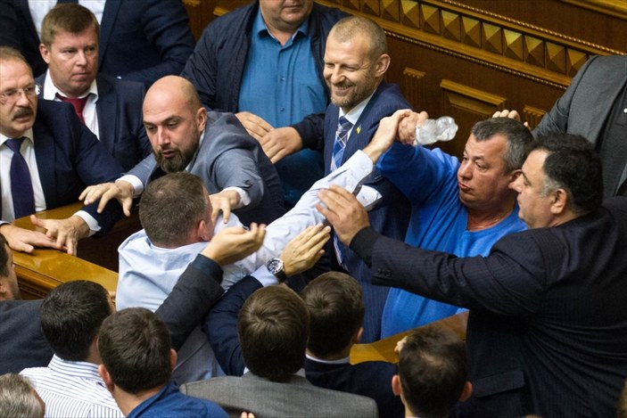 Ukrayna Parlamentosu’nda kavgalı oylama