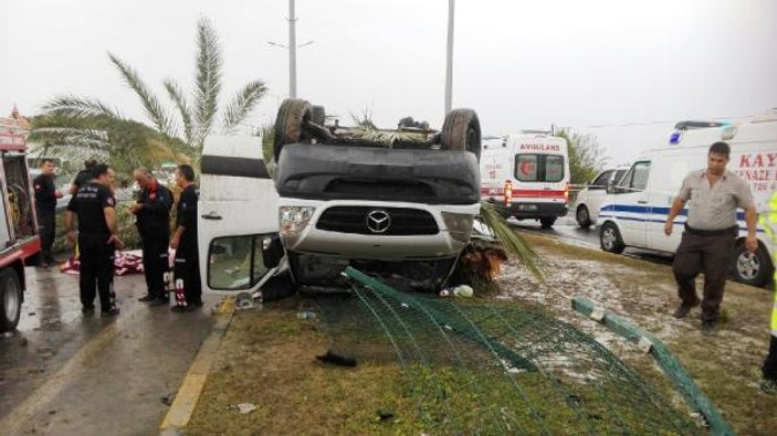 Antalya'da tur minibüsü devrildi