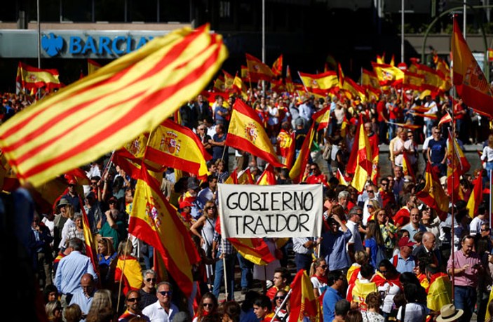 Katalanlar savaş karşıtı eylem yaptı