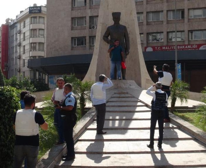 Adana'da Atatürk anıtı önünde intihar girişimi