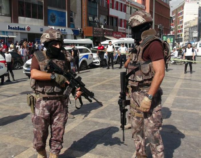 Adana'da Atatürk anıtı önünde intihar girişimi