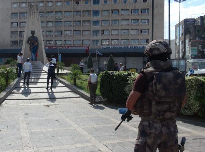 Adana'da Atatürk anıtı önünde intihar girişimi