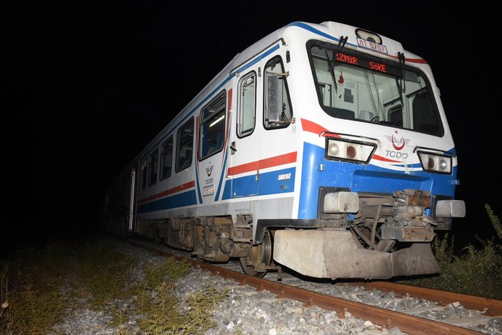 Tren ve otomobil çarpıştı: 3 ölü