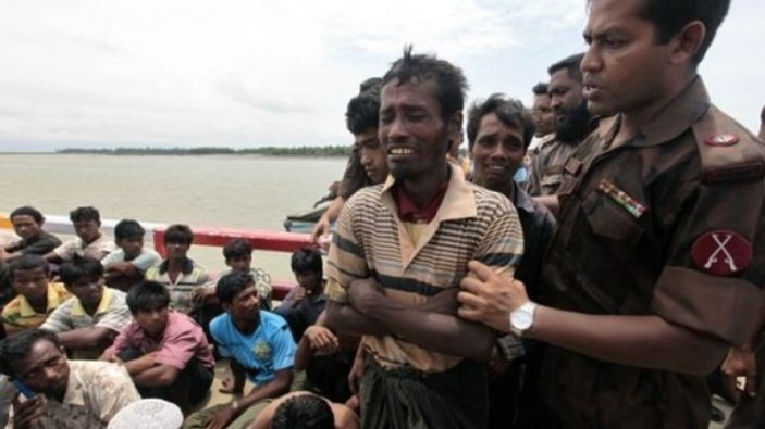 Arakanlı Müslümanları taşıyan tekne alabora oldu: 12 ölü