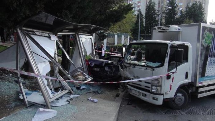 Ataşehir'de kamyonet otobüs durağına daldı