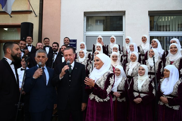 Cumhurbaşkanı Erdoğan Boşnak gençlerle ilahi söyledi