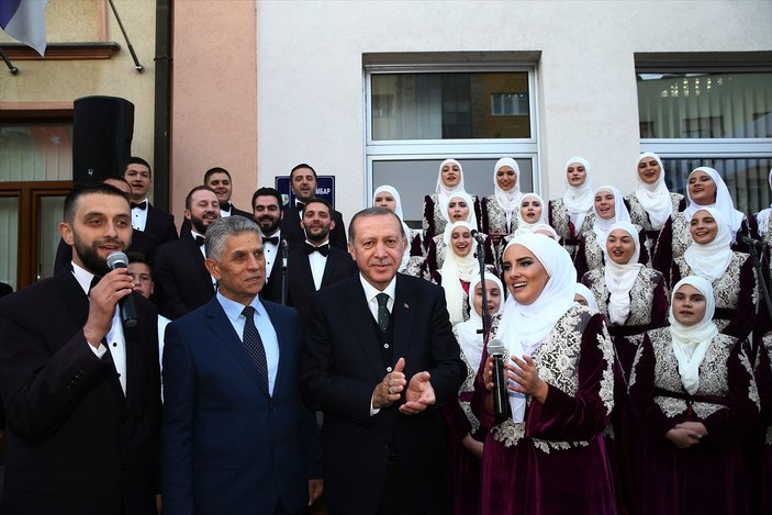 Cumhurbaşkanı Erdoğan Boşnak gençlerle ilahi söyledi