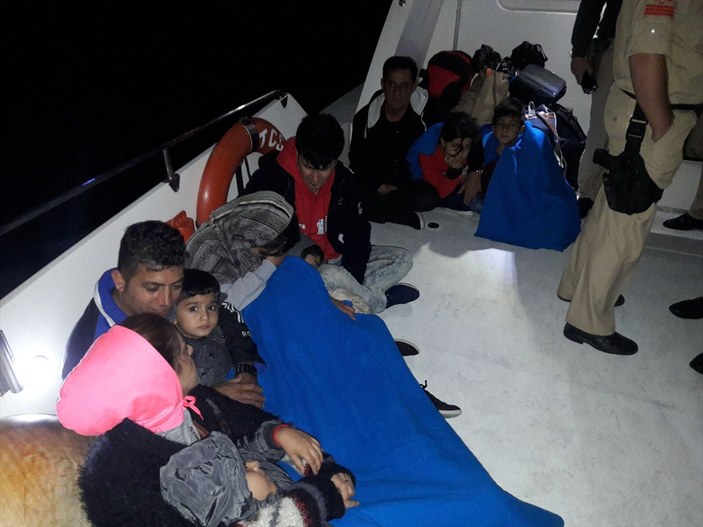 Yunan adalarına kaçmak isteyen 4'ü Türk 60 kişi yakalandı