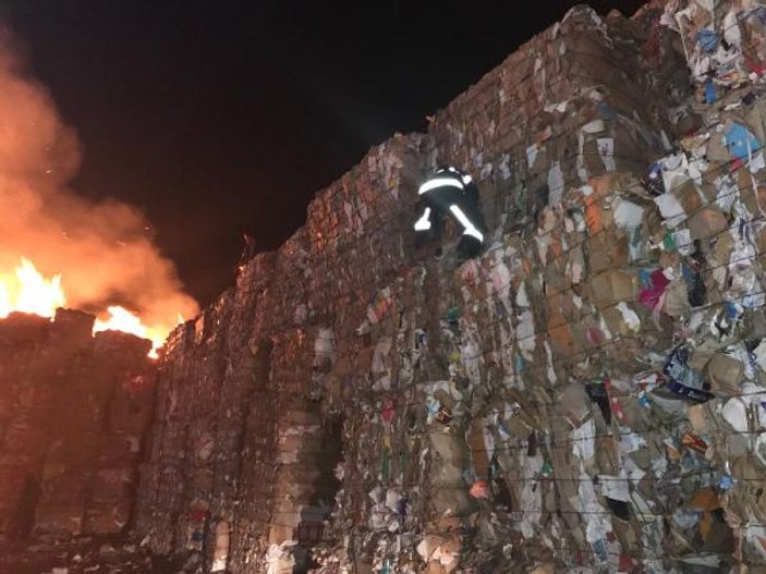 Kahramanmaraş'taki kağıt fabrikasında yangın