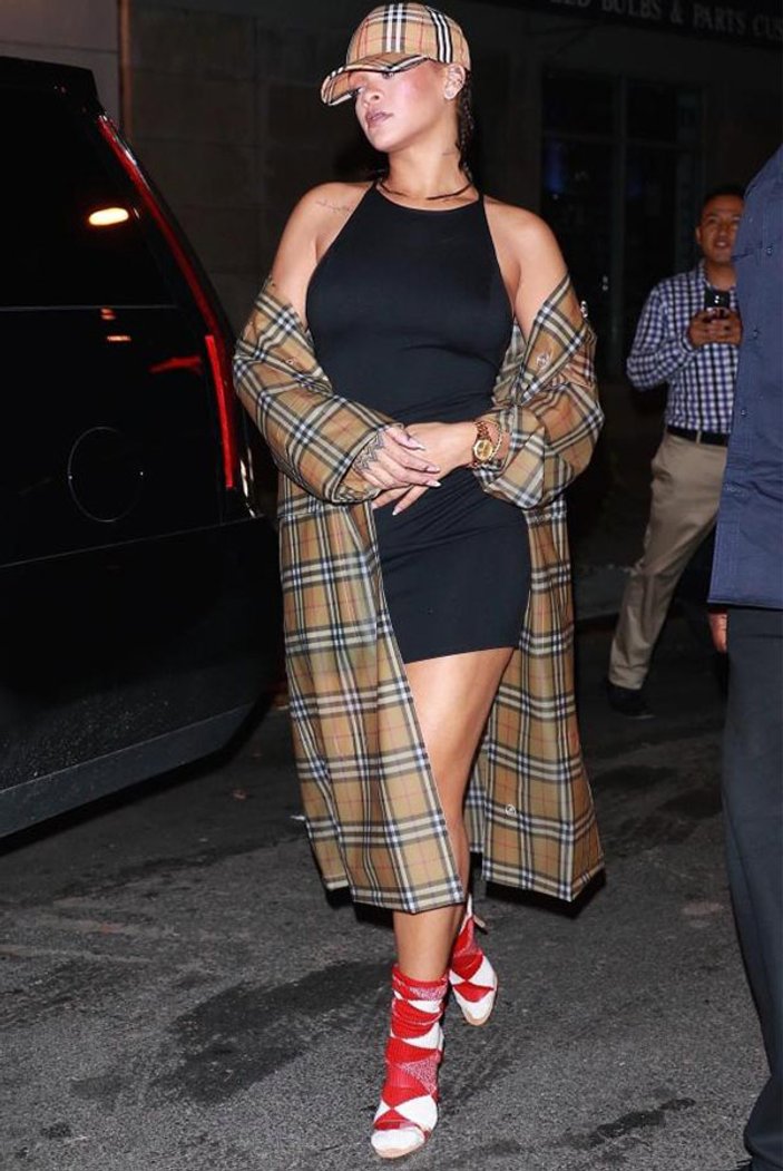 Rihanna Burberry davetinde