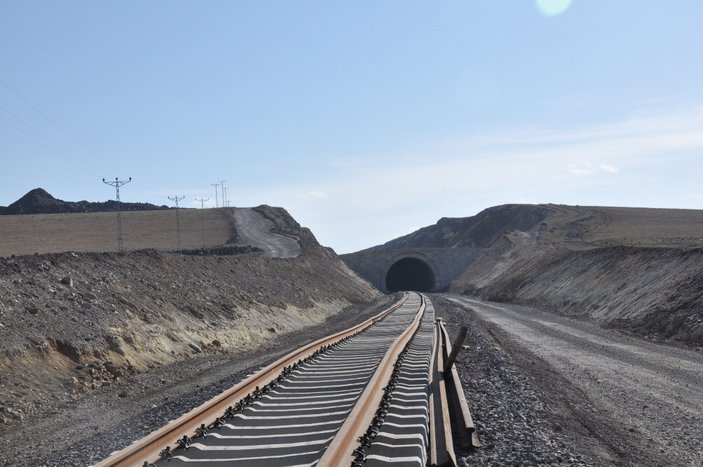 Bakü-Tiflis-Kars demiryolu ay sonunda hizmete açılacak
