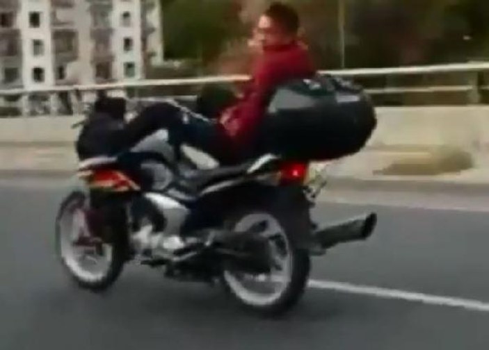 Ayaklarıyla motosiklet kullanan sürücü
