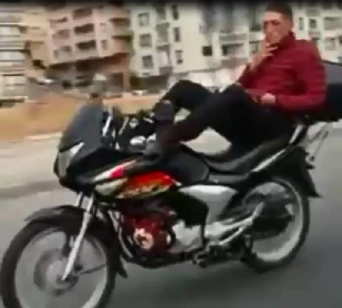 Ayaklarıyla motosiklet kullanan sürücü