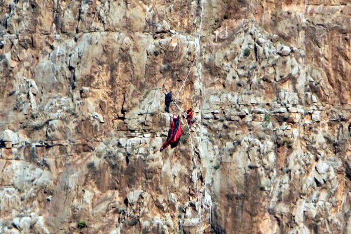 330 metre yükseklikten atlarken paraşütü kayaya takıldı