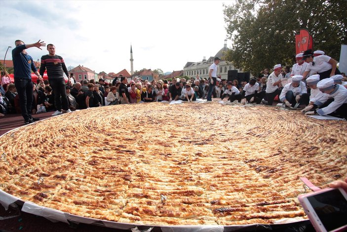 Bosna Hersek'te 650 kilo börek pişirildi